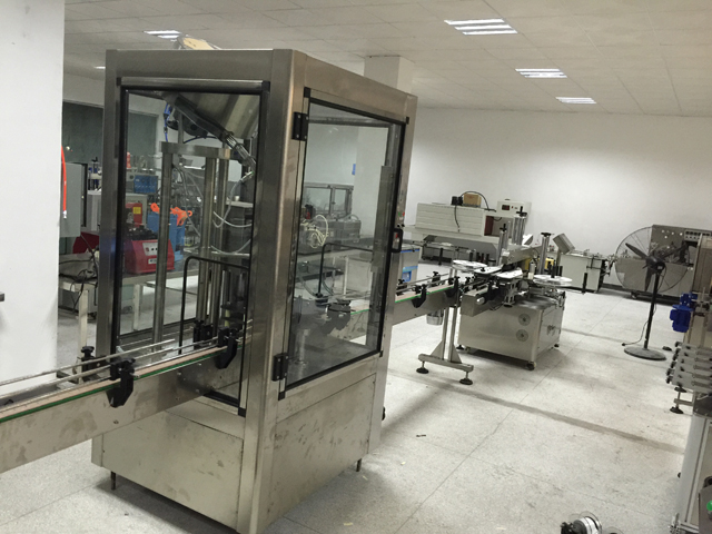 etiketteringsmaskine capping line.jpg