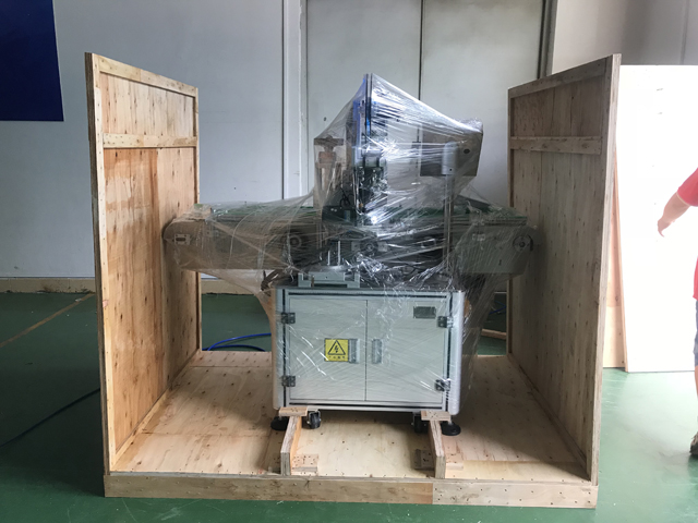 læbestift labeling machine.jpg