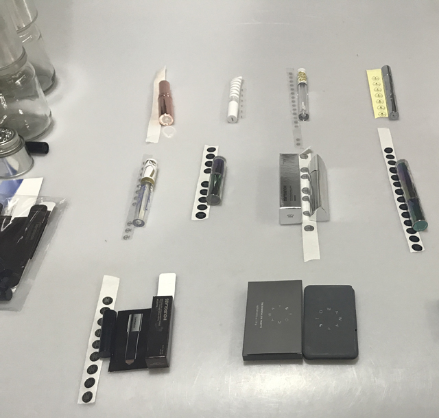 etiketter og læbestift kosmetiske produkter.jpg