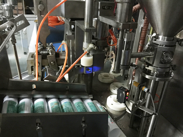 tubes holding feeding system automatisk rørfødesystem til påfyldning af tætning.jpg