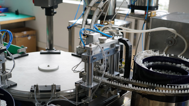 ROTERENDE påfyldning af væske i plastikflasker.jpg