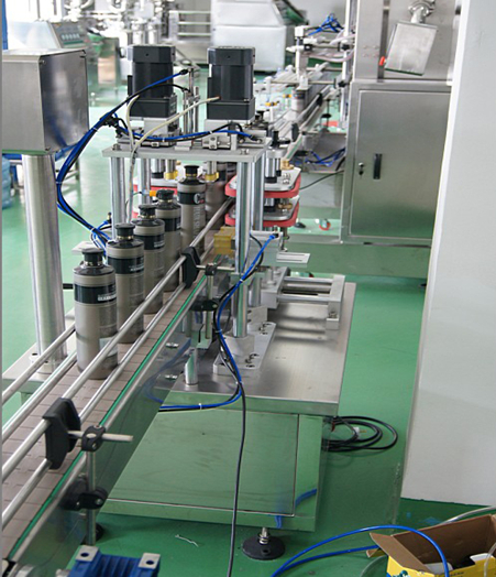 automatic capping machine with manual caps feeder system automatisk capper med manuel caps feeding.jpg
