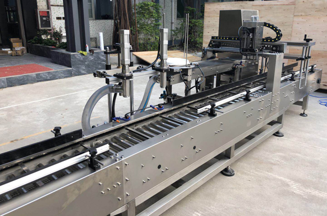 påfyldningsolie spand afdækningsmaskine.jpg