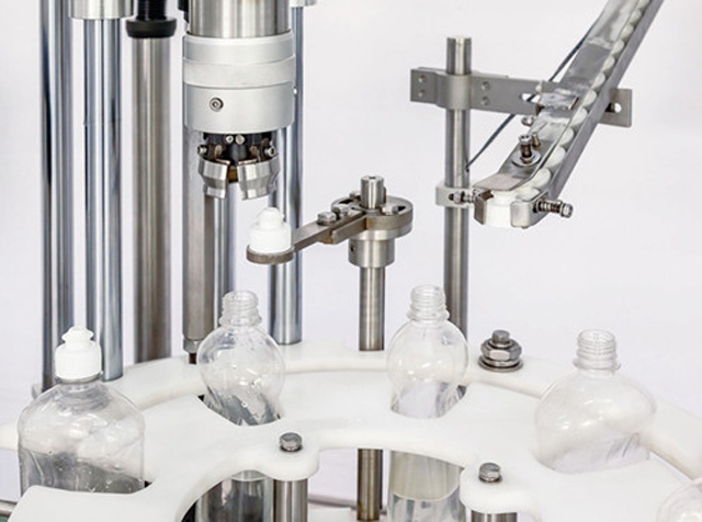 capping head close shot detaljer om enkelt afdækningsmaskine.jpg