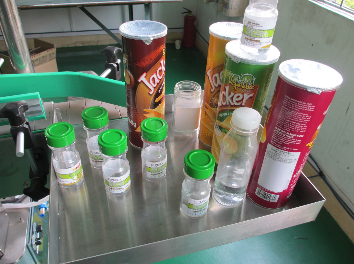 automatic vertical round bottle labeling equipment RUNDE DANSER LABELER ETIKETTIERMASCHINE.jpg