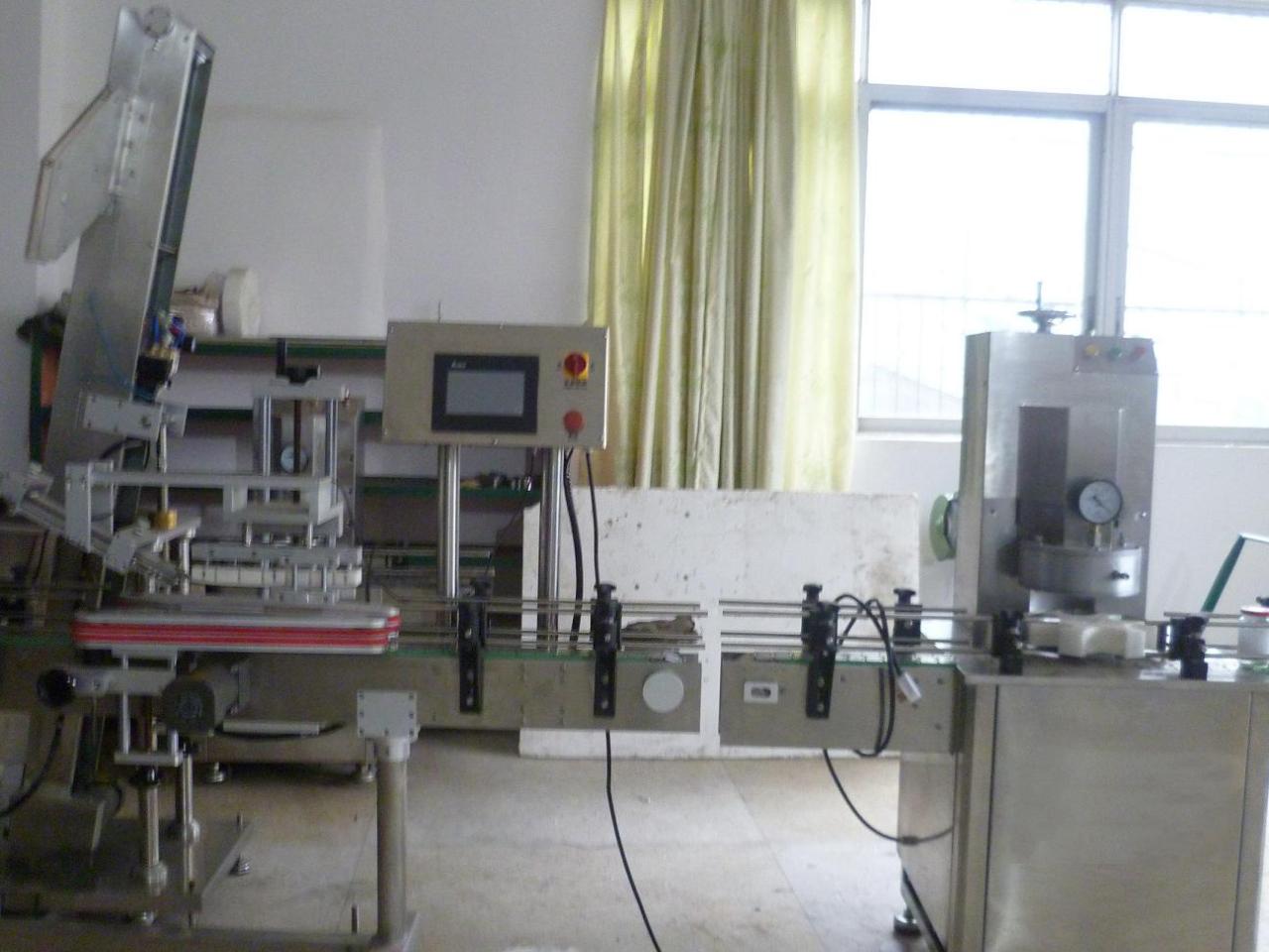 vacuum capping machine with cap placement vakuumkapsel til glaskrukke.JPG