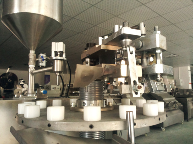 metal tubes filling folding machine rørfyldningsforseglingsmaskiner på lager.jpg