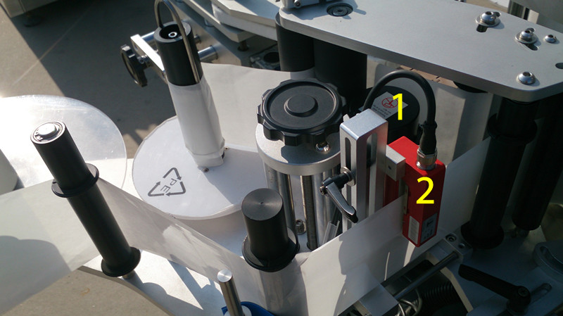 labeling machine for E liquid small bottles mærkning for E væske tæt pictures.jpg