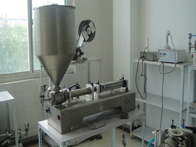 Full pneumatic liquid&paste filling machine 50-1000ML ENKELT HOVED MED FYLDNINGSMASKINE.jpg