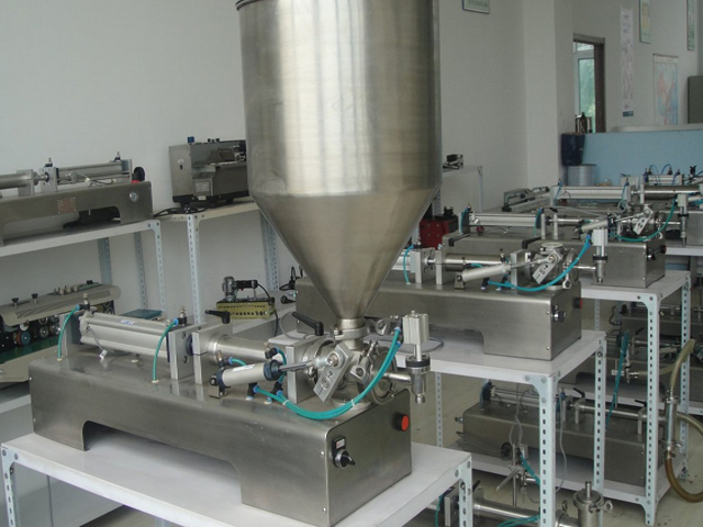 horizontal filling machine for both liquid and paste CREAM&LIQUID påfyldningsmaskine.jpg
