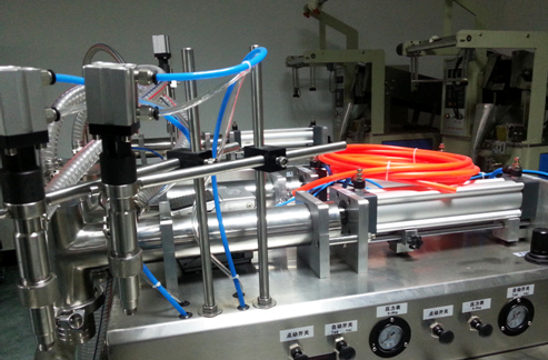 liquid filling machinery semi automatic vandret væskefylder fuldt pneumatisk.jpg