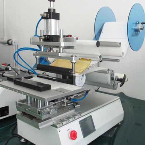 rolling labeling machine for plane surface objects semi-automatiske rullende etiketmaskiner.