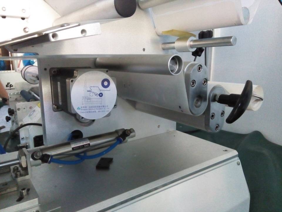 close shot for labeling machines semi-automatiske rullende etiketmaskiner.