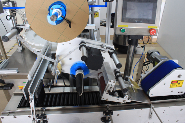 rolling bars from horizontal labeling machine synkronbælte til rulning af flasker.jpg