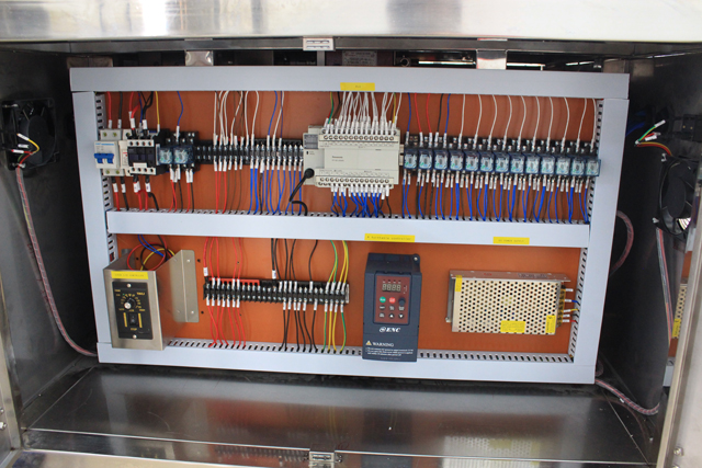 horizontal small bottles labeling machine picture vandret etiketteringsmaskine faktisk billede.jpg