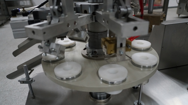 semi-automatisk tube filler sealer line.jpg