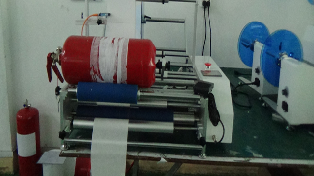 etiketteringsudstyr til brandslukningsprodukter.