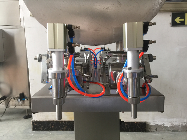 two filling nozzles pneumatic filler equipment dyser to.jpg