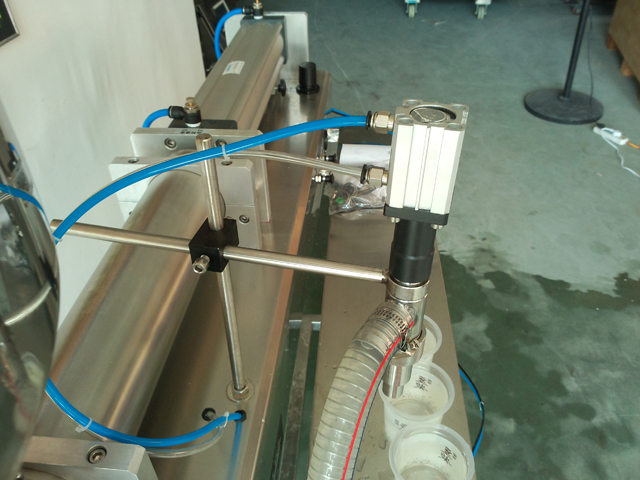 liquid filling machine for lotion shampoo cream Shampoopåfyldningsudstyr.jpg