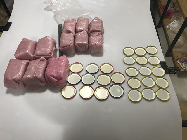 låg og flasker krukker til vakuumafdækning.jpg