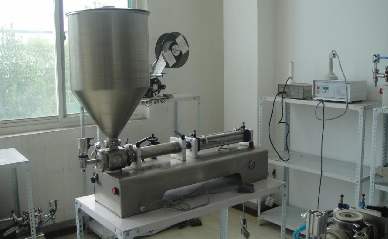 liquid paste filling machine with vertical hopper ENKELT HOVED MED FYLDNINGSMASKINE.jpg