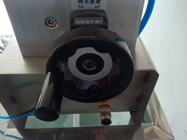 liquid filling machine semi automatic Shampoopåfyldningsudstyr.jpg