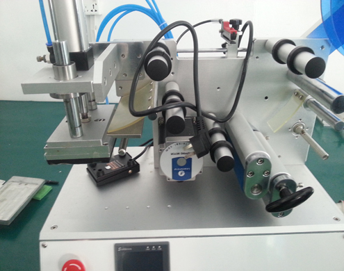 flat surface labeling equipment semi automatic flad overflade etiketteringsudstyr (3).jpg
