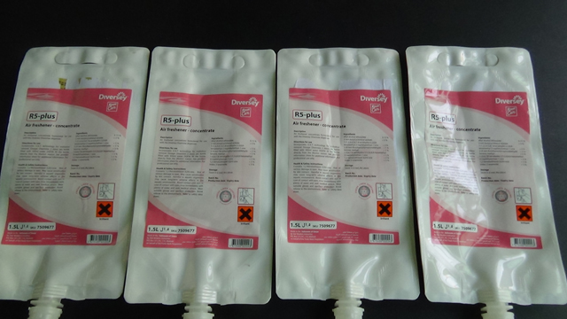 labeling samples for customer's bags poser prøver efter etikettering.JPG