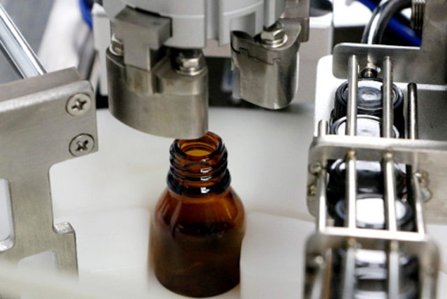 olieflasker påfyldningsmaskine bordplade.jpg