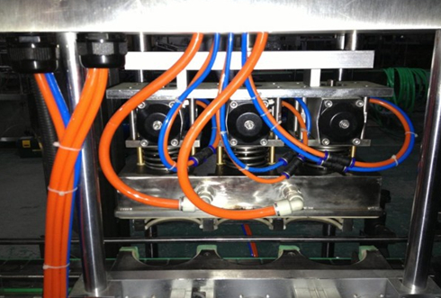 vacuum capper linear vakuum afdækning hoveder del tæt shot.jpg