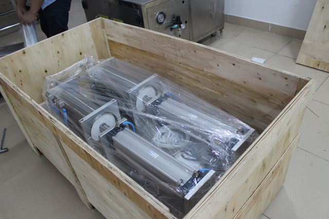 maskine inde i trækasse.jpg